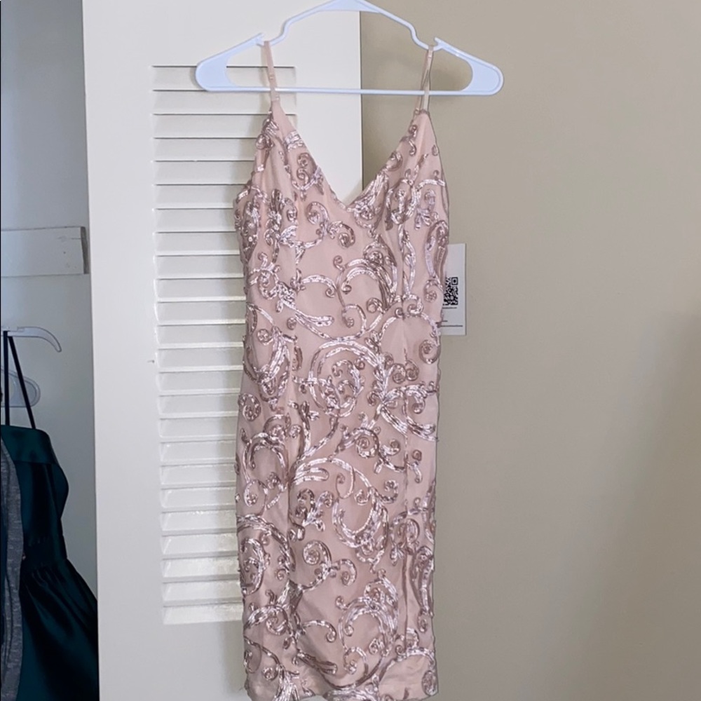 ROSE PINK DRESS WITH SWIRL DETAILS